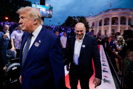 米ワシントンのホワイトハウスに到着したトランプ大統領（左）と総合格闘技団体「ＵＦＣ」のダナ・ホワイトＣＥＯ＝１４日（ロイター＝共同）