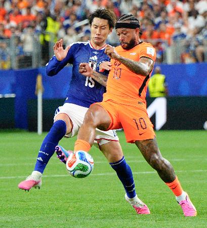日本―オランダ 後半、競り合う鎌田(左)=ダラス(共同)