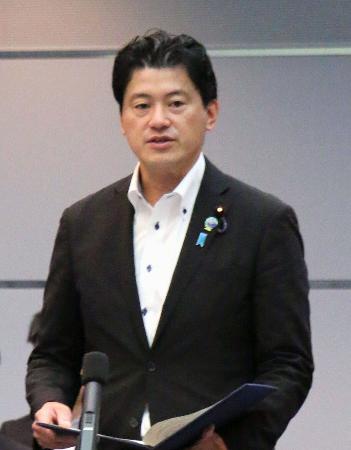 法制審の冒頭、平口法相のあいさつを代読する三谷英弘法務副大臣＝１５日午前、法務省