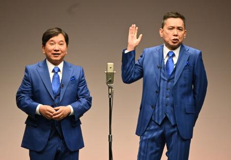 　「爆笑問題」の田中裕二（左）と太田光＝東京都内