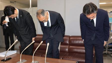 記者会見で謝罪する社会福祉法人北海道共同募金会の瀬尾英生会長(中央)ら=15日午後、札幌市