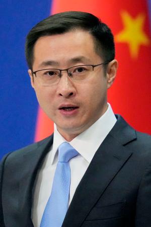 記者会見する中国外務省の林剣副報道局長＝１５日、北京（共同）