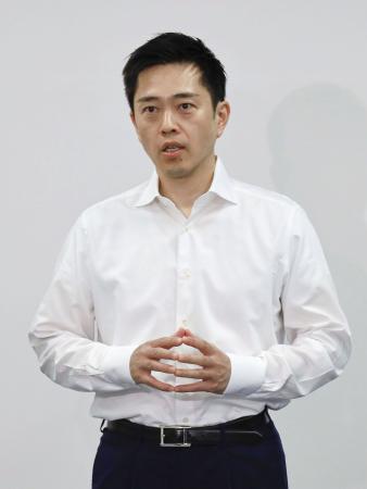 取材に応じる日本維新の会の吉村代表=15日午後、大阪府庁