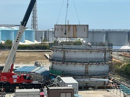 東京電力福島第１原発で汚染水を保管していたフランジ型タンクのうち、最後の１基の解体作業＝５月（同社提供）