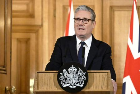 １５日、英ロンドンの首相官邸で記者会見するスターマー首相（共同）