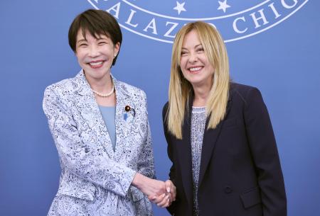 共同記者発表で握手を交わす高市首相（左）とイタリアのメローニ首相＝１５日、ローマ（代表撮影・共同）