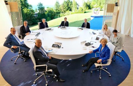 Ｇ７サミットが開幕し、夕食会に臨む（右端から時計回りに）高市首相、ＥＵのフォンデアライエン欧州委員長、ＥＵのコスタ大統領、ドイツのメルツ首相、スターマー英首相、トランプ米大統領、フランスのマクロン大統領、カナダのカーニー首相、イタリアのメローニ首相＝１５日、フランス東部エビアン（共同）