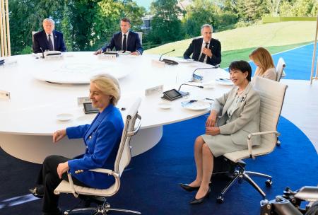 Ｇ７サミットの夕食会を兼ねた討議に臨む（右下から時計回りに）高市首相、ＥＵのフォンデアライエン欧州委員長、トランプ米大統領、フランスのマクロン大統領、カナダのカーニー首相、イタリアのメローニ首相＝１５日、フランス東部エビアン（共同）
