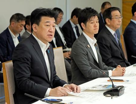 農林水産物や食品の輸出拡大策を議論する関係閣僚会議で、あいさつする木原官房長官（手前）＝１６日午前、首相官邸