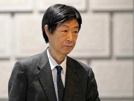 金融政策決定会合に出席するため、日銀本店に入る内田真一副総裁＝１６日午前（代表撮影）