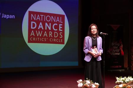 英国舞踊批評家協会の授賞式であいさつする吉田都さん＝１５日、ロンドン（共同）