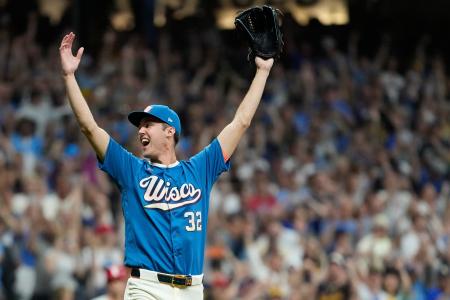 １２日のフィリーズ戦でメジャー初完封を飾ったブルワーズのジェイコブ・ミジオロウスキー＝ミルウォーキー（ＡＰ＝共同）