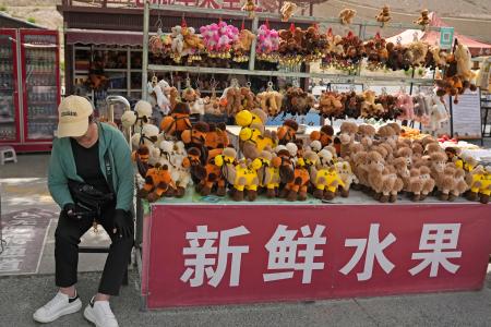 観光地の土産物屋＝５月、中国甘粛省嘉峪関市（共同）