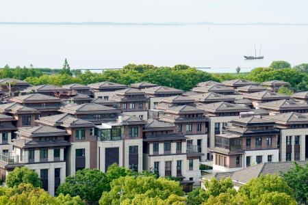 中国江蘇省蘇州市の太湖湖畔に立ち並ぶマンション＝５月（共同）