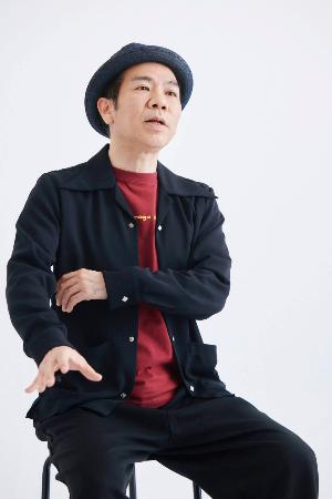 作品への思いを語るマギー