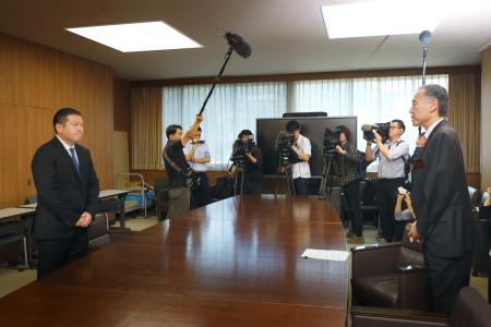 長野県石油商業組合の吉田和生理事長(左)と面会する阿部守一知事=16日午前、長野県庁