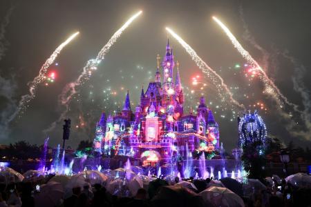 上海ディズニーランド開園１０周年記念のイベントを見る来場者＝１５日（ロイター＝共同）