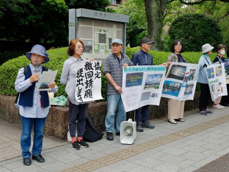 広島市役所前で抗議活動する「広島・パールハーバーの協定撤回を求める会」メンバー＝１６日午後