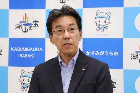 取材に応じる茨城県かすみがうら市の宮嶋謙市長＝１６日午前、同市役所