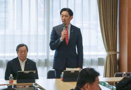 自民党のイラン情勢に関する合同会議であいさつする小林政調会長（右）＝１６日午前、東京永田町の党本部