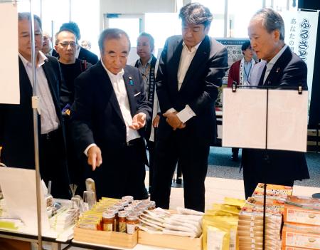 新潟県の魅力をＰＲするイベントに参加した経団連の筒井義信会長（右端）。左から３人目は花角英世知事＝１６日午後、東京都千代田区