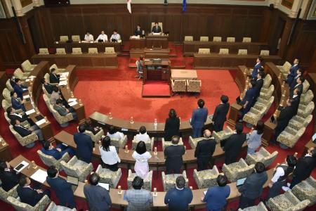 議員定数を７９から７３に削減する改正条例を可決した大阪府議会＝１６日午後