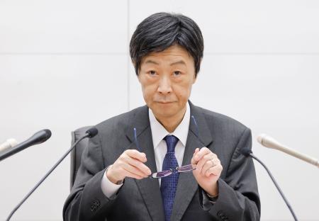 政策金利を1・0%程度に引き上げることを決めた金融政策決定会合を終え、記者会見に臨む日銀の内田真一副総裁=16日午後、日銀本店