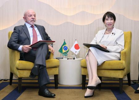 会談に臨む高市首相（右）とブラジルのルラ大統領＝１６日、フランス東部エビアン（代表撮影・共同）