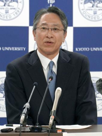 京都大の次期学長に選ばれ、記者会見する立川康人氏＝１６日午後、京都市左京区