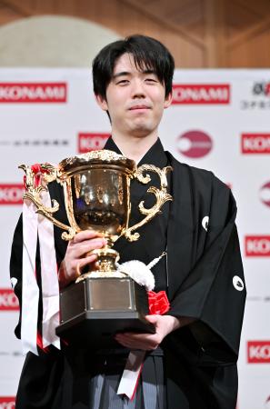 将棋の棋王就位式でトロフィーを手にする藤井聡太棋王＝１６日午後、東京都内のホテル