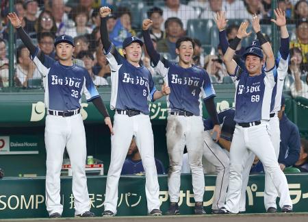 ５回、桑原が先制打を放ち、喜ぶ源田（左から２人目）ら西武ナイン＝甲子園