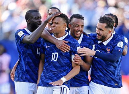 フランス―セネガル 試合終了間際、チーム3点目のゴールを決め祝福されるフランスのエムバペ(10)=ニューヨーク(ロイター=共同)