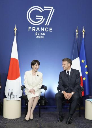 会談する高市首相（左）とフランスのマクロン大統領＝１６日、フランス東部エビアン（代表撮影・共同）