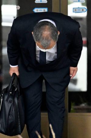 一礼して釧路地裁に入る桂田精一被告＝１７日午前９時２８分