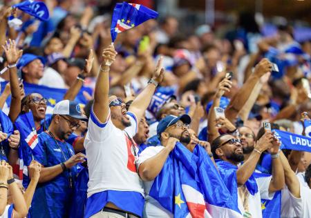 優勝候補のスペインとの初戦で、盛り上がるカボベルデサポーター＝１５日、アトランタ（ゲッティ＝共同）