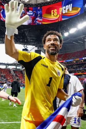 優勝候補のスペインと引き分け、サポーターの声援に応えるカボベルデのGKボジニャ=15日、アトランタ(共同)