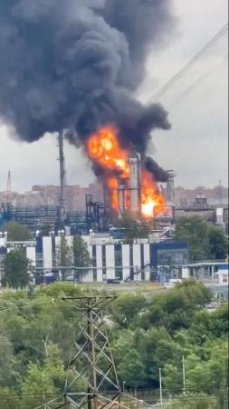 　１６日、ウクライナ軍の無人機攻撃を受けて炎上するモスクワの製油所（ソーシャルメディアから、ロイター＝共同）