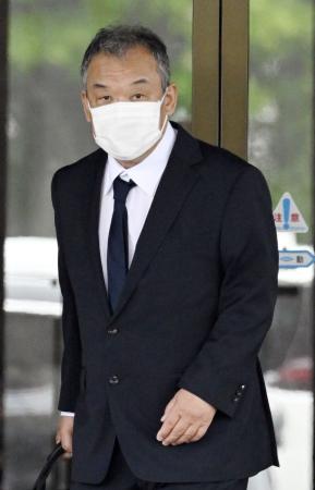 釧路地裁に入る桂田精一被告＝１７日午前９時２８分