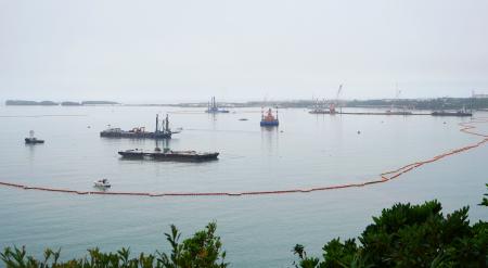 新たな区域で土砂投入が始まった沖縄県名護市辺野古の大浦湾＝１７日午前