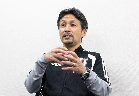 報道陣の取材に応じる、サッカー女子日本代表「なでしこジャパン」の狩野倫久監督＝１７日、千葉市内
