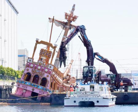　川崎港に放置されていた海賊船のような外観の遊覧船。川崎市が解体撤去する行政代執行に着手した＝１７日午前