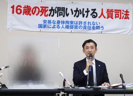 記者会見する死亡した女性の母親（左）と弁護士＝１７日午前、神戸市