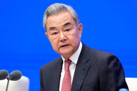 記者会見する中国の王毅外相＝１７日、北京（共同）