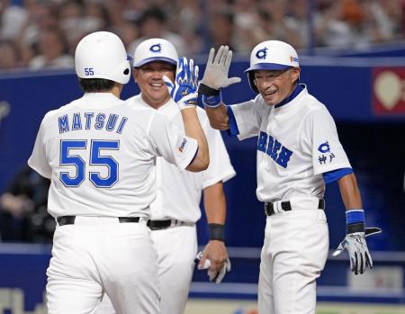 ２０２５年８月、高校野球女子選抜との親善試合で、先制３ランを放った松井秀喜さん（５５）を笑顔で迎える「ＫＯＢＥ　ＣＨＩＢＥＮ」のイチローさん（右）と松坂大輔さん＝バンテリンドームナゴヤ