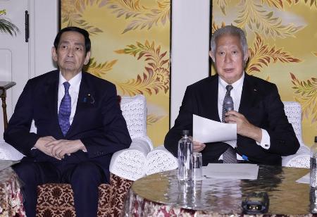 森英介衆院議長（右）と関口昌一参院議長＝１０日、国会