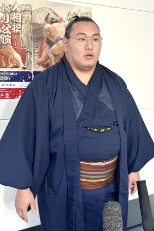 羽田空港に帰国し、取材に応じる横綱豊昇龍＝１７日