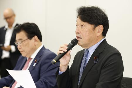 超党派の社会保障国民会議の実務者会議を終え、取材に応じる自民党の小野寺五典税調会長=17日午後、国会