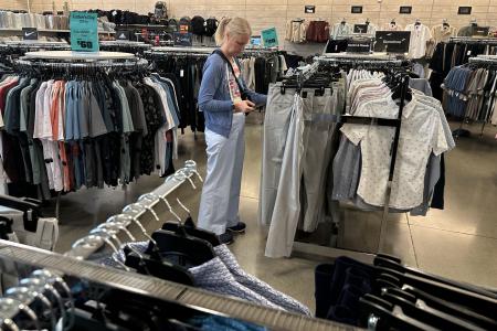 米国の小売店の様子＝８日、イリノイ州（ＡＰ＝共同）