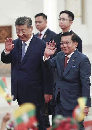 歓迎式典に臨む中国の習近平国家主席（手前左）とミャンマー親軍政権の大統領を務めるミンアウンフライン氏（同右）＝１６日、北京の人民大会堂（共同）