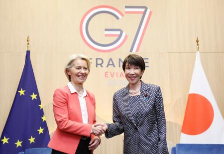 会談で握手を交わす高市首相（右）とＥＵのフォンデアライエン欧州委員長＝１７日、フランス東部エビアン（代表撮影・共同）